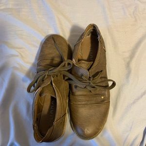 Brown short leather shoes